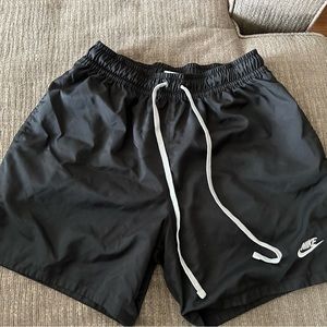 Nike Sportswear Sport Essentials
Men's Woven Lined Flow Shorts
Above the knee